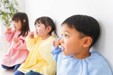 Çocuklar dişlerini fırçalıyorlar.