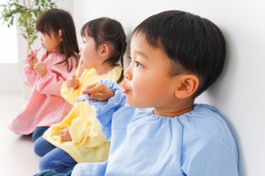 Çocuklar dişlerini fırçalıyorlar.