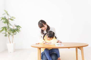 Güzel kız ve annesi çiziyor.