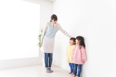 Anaokulundaki çocuklar ve öğretmenler