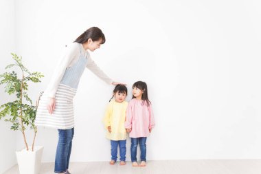 Anaokulundaki çocuklar ve öğretmenler