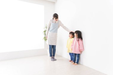 Anaokulundaki çocuklar ve öğretmenler