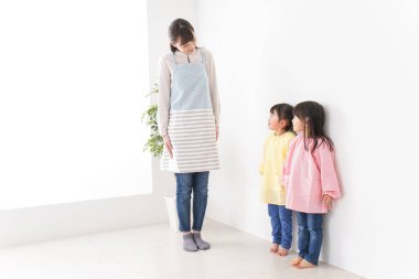 Anaokulundaki çocuklar ve öğretmenler