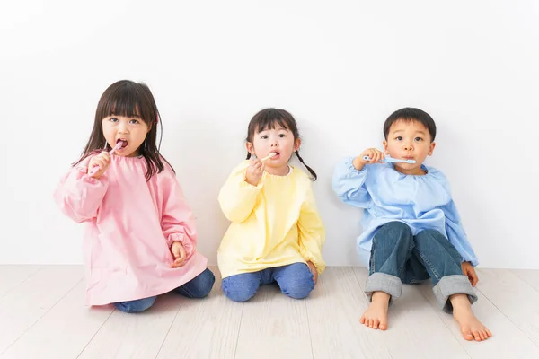 Παιδιά Βουρτσίζουν Δόντια Τους — Φωτογραφία Αρχείου