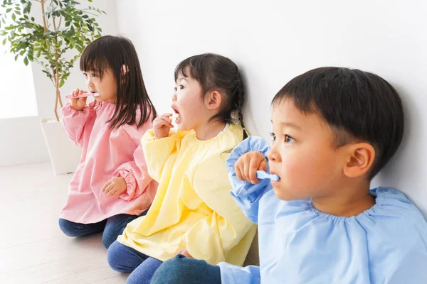 Children Brushing Teeth — Stock Photo, Image