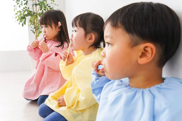 Los Niños Cepillan Los Dientes — Foto de Stock