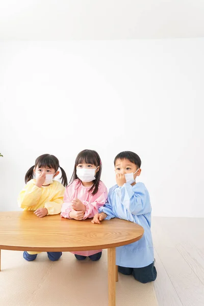 Niños Con Máscara Aula —  Fotos de Stock