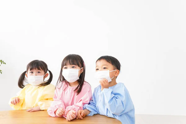 Niños Con Máscara Aula —  Fotos de Stock