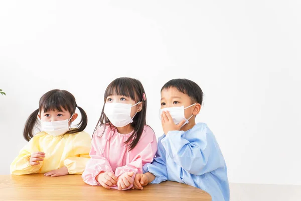 Niños Con Máscara Aula —  Fotos de Stock