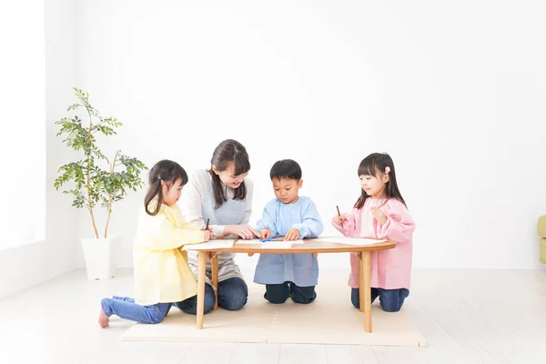 Barn Och Lärarmålning Förskolan — Stockfoto