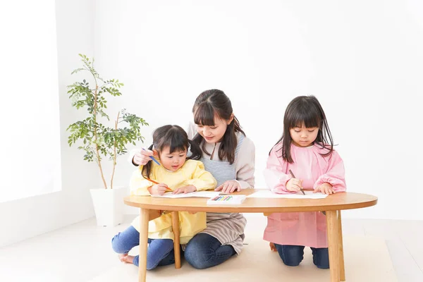 Kinder Und Lehrer Malen Der Vorschule — Stockfoto