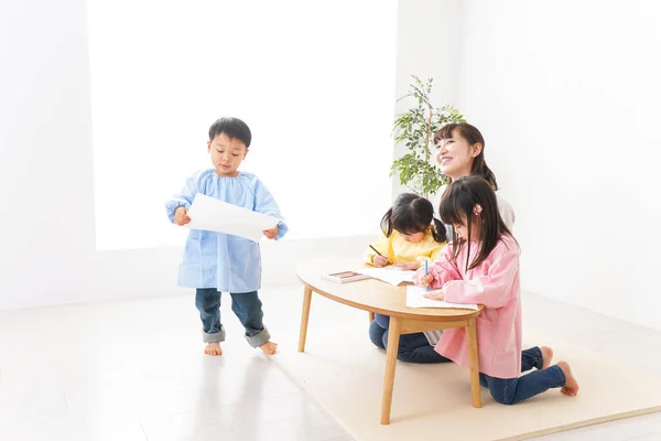 Kinder Und Lehrer Malen Der Vorschule — Stockfoto