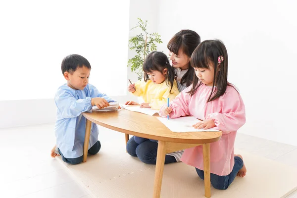 Barn Och Lärarmålning Förskolan — Stockfoto