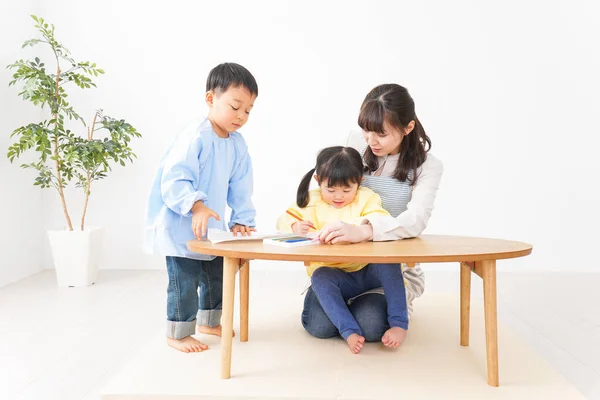 Niños Maestros Pintando Preescolar — Foto de Stock