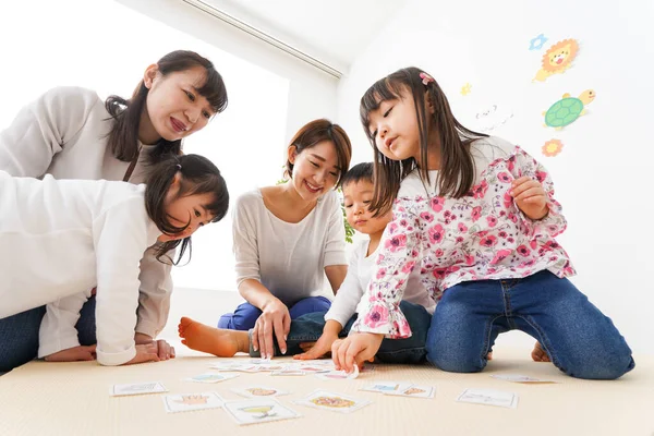 Kinder Englischer Schule Spielen Mit Karten — Stockfoto