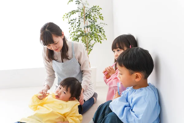 Teacher Teaching Brushing Preschool — Stock Photo, Image