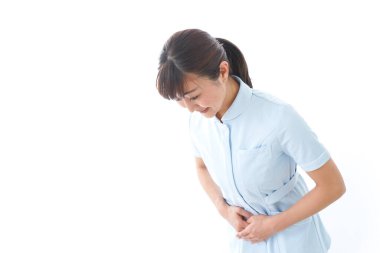 Genç hemşire selam veriyor.