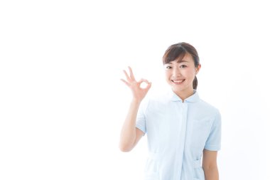 Genç hemşire tamam işareti veriyor.