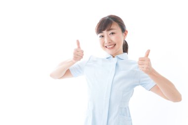 Genç hemşire tamam işareti veriyor.