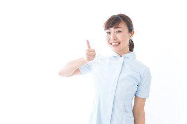 Genç hemşire tamam işareti veriyor.