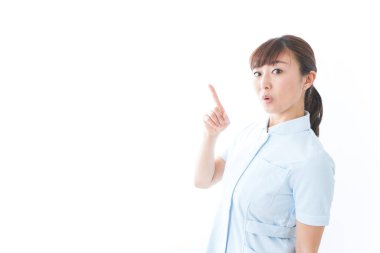 Genç hemşire bir şeyi işaret ediyor.