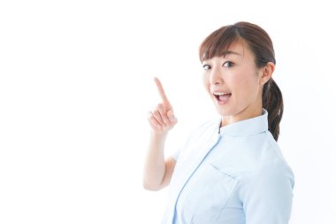 Genç hemşire bir şeyi işaret ediyor.