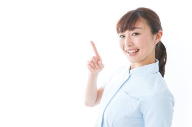 Genç hemşire bir şeyi işaret ediyor.