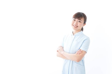 Hemşire kıyafeti giyen genç bir hemşire.