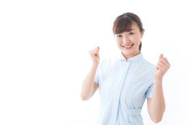 Genç hemşire üniformalı.