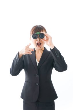 Denetim ve Uyum Danışmanlık Konsepti, dürbünle bakan genç iş kadını 