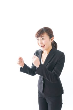 İş kadını mikrofon kullanarak sunum yapıyor