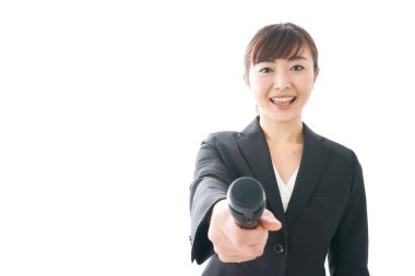 İş kadını mikrofon kullanarak sunum yapıyor