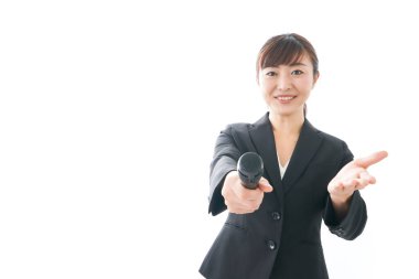 İş kadını mikrofon kullanarak sunum yapıyor