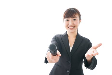 İş kadını mikrofon kullanarak sunum yapıyor