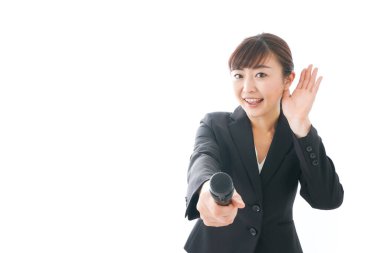 İş kadını mikrofon kullanarak sunum yapıyor