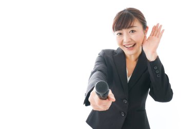 İş kadını mikrofon kullanarak sunum yapıyor