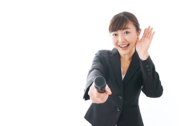 İş kadını mikrofon kullanarak sunum yapıyor