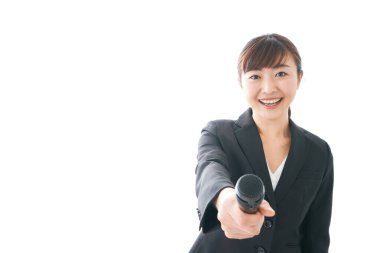 İş kadını mikrofon kullanarak sunum yapıyor