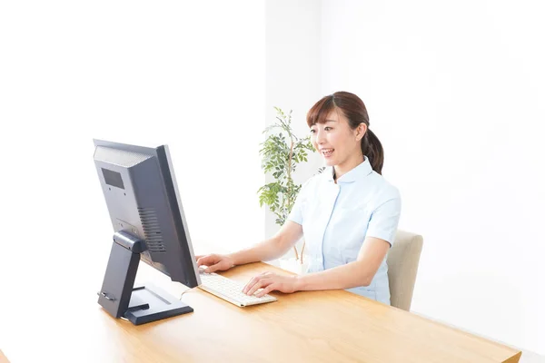 Junge Krankenschwester Arbeitet Büro — Stockfoto