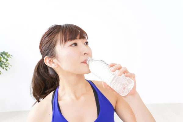 Mujer Joven Deportes Usar Agua Potable —  Fotos de Stock