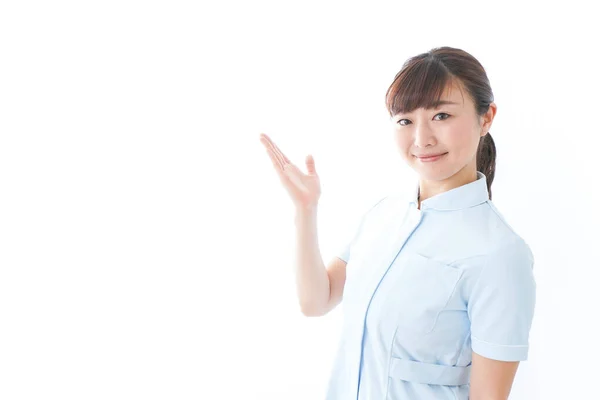 Junge Krankenschwester Zeigt Auf Etwas — Stockfoto
