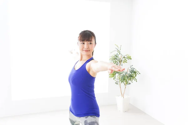 Mujer Joven Haciendo Ejercicio Yoga — Foto de Stock