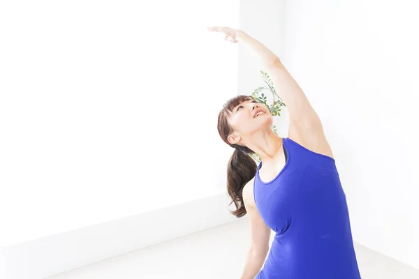 Young Woman Doing Yoga Exercise — Stock Photo, Image