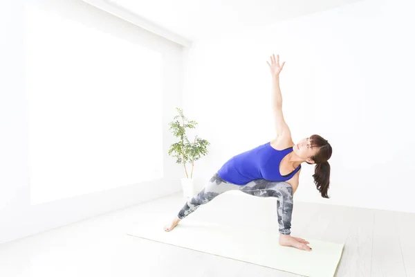 Young Woman Doing Yoga Exercise — Stock Photo, Image