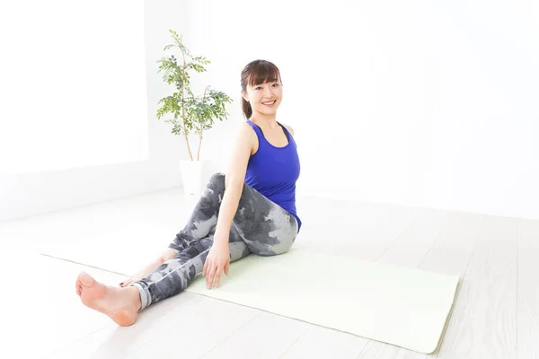 Young Woman Doing Yoga Exercise — Stock Photo, Image