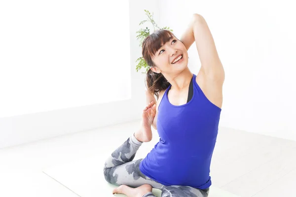 Young Woman Doing Yoga Exercise — Stock Photo, Image