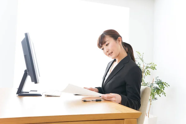 Mujer Negocios Trabajando Con Sonrisa Oficina —  Fotos de Stock