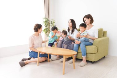 Çocuklar ve anneler evde oynuyor.