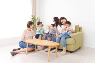 Çocuklar ve anneler evde oynuyor.