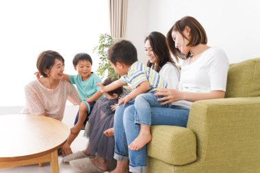 Çocuklar ve anneler evde oynuyor.